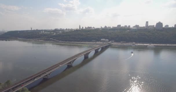 Stadt Kiew, Luftaufnahme. Stadtlandschaft bei Sonnenaufgang. Sommermorgen. schöne Architektur der Stadt. Zentrum der antiken Stadt der Ukraine. — Stockvideo