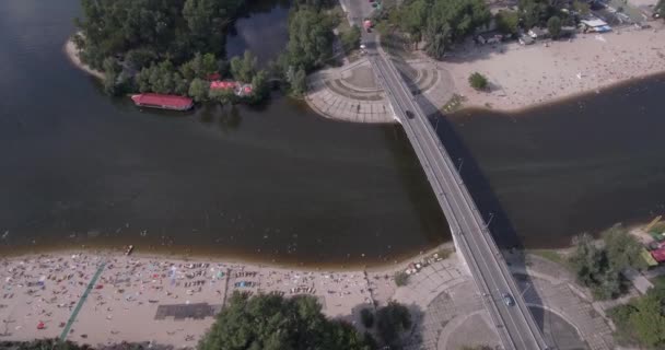 Sahil anteni. Yaz güneşli gün, insanlar üzerinde sarı bir gıcırtı Dnieper Nehri şehir Kiev kıyısında güneşlenme. gün tatil Sahilde. çok sayıda turist yüzmek. — Stok video