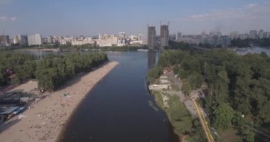 Sahil anteni. Yaz güneşli gün, insanlar üzerinde sarı bir gıcırtı Dnieper Nehri şehir Kiev kıyısında güneşlenme. gün tatil Sahilde. çok sayıda turist yüzmek.
