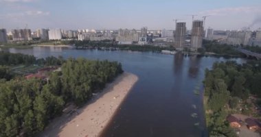 Sahil anteni. Yaz güneşli gün, insanlar üzerinde sarı bir gıcırtı Dnieper Nehri şehir Kiev kıyısında güneşlenme. gün tatil Sahilde. çok sayıda turist yüzmek.