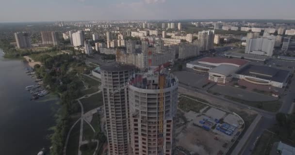 Stad van Kiev, luchtfoto enquête. Stedelijk landschap bij zonsopgang. Zomerochtend. prachtige architectuur van de stad. centrum van de oude stad van Oekraïne. — Stockvideo