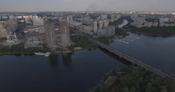 Miasto Kijów, Loty patrolowe. Krajobraz miejski o wschodzie słońca. Letni poranek. piękną architekturę miasta. centrum starożytnego miasta Ukrainy. — Wideo stockowe