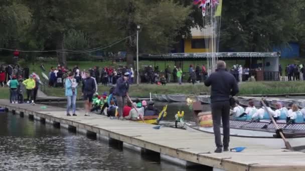 Concursos de piragüismo en Kiev el 30 de septiembre de 2017. La carrera de nadadores está a 5 kilómetros del río Dnipro. canoa 10 asiento en la proa de la cabeza del barco del dragón . — Vídeo de stock