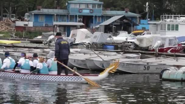 Kanoottikilpailut Kiovassa 30. syyskuuta 2017. Uimarikisa on 5 kilometrin päässä Dnipro-joesta. kanootti 10 istuin veneen keulassa lohikäärmeen pää . — kuvapankkivideo