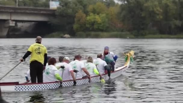 Concursos de piragüismo en Kiev el 30 de septiembre de 2017. La carrera de nadadores está a 5 kilómetros del río Dnipro. canoa 10 asiento en la proa de la cabeza del barco del dragón . — Vídeos de Stock
