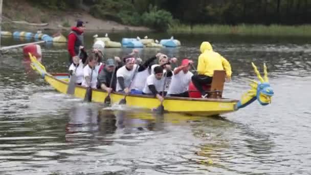 Kanotpaddling tävlingar i Kiev den 30 September 2017. Simmarna loppet är 5 kilometer till floden Dnipro. kanot 10 plats i fören på båten huvudet av draken. — Stockvideo