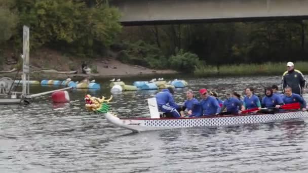 Canoeing competitions in Kiev on September 30, 2017. The swimmers' race is 5 kilometers to the river Dnipro. canoe 10 seat in the bow of the boat head of the dragon. — Stock Video