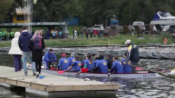 Kanoottikilpailut Kiovassa 30. syyskuuta 2017. Uimarikisa on 5 kilometrin päässä Dnipro-joesta. kanootti 10 istuin veneen keulassa lohikäärmeen pää . — kuvapankkivideo