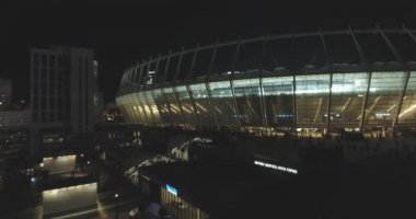 Hava anket. Kiev-Olimpiyat Stadı 9 Ekim 2017. Dünya Kupası. Ukrayna-Hırvatistan. Gündüz gece Cityscape saati. Üstten Görünüm oyunları ve hayranları ile ışıklı Stadyumu.
