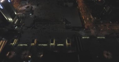 Kiev şehir manzarası binaları geceleri hava görünümünü. kentsel metropol arka plan. nyc görüntüsünü oluşturma. Hava gece gökdelen rooftops ve modern bir şehir ışıklı caddelerde dikey görünüm.