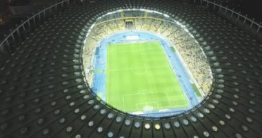 Hava anket. Kiev-Olimpiyat Stadı 9 Ekim 2017. Dünya Kupası. Ukrayna-Hırvatistan. Gündüz gece Cityscape saati. Üstten Görünüm oyunları ve hayranları ile ışıklı Stadyumu.