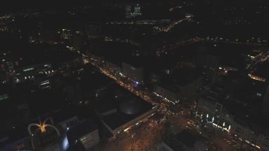 Kiev şehir manzarası binaları geceleri hava görünümünü. kentsel metropol arka plan. nyc görüntüsünü oluşturma. Hava gece gökdelen rooftops ve modern bir şehir ışıklı caddelerde dikey görünüm.