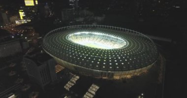 Hava anket. Kiev-Olimpiyat Stadı 9 Ekim 2017. Dünya Kupası. Ukrayna-Hırvatistan. Gündüz gece Cityscape saati. Üstten Görünüm oyunları ve hayranları ile ışıklı Stadyumu.
