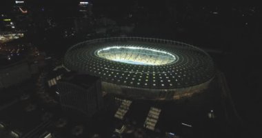 Hava anket. Kiev-Olimpiyat Stadı 9 Ekim 2017. Dünya Kupası. Ukrayna-Hırvatistan. Gündüz gece Cityscape saati. Üstten Görünüm oyunları ve hayranları ile ışıklı Stadyumu.