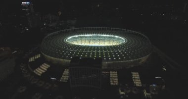 Hava anket. Kiev-Olimpiyat Stadı 9 Ekim 2017. Dünya Kupası. Ukrayna-Hırvatistan. Gündüz gece Cityscape saati. Üstten Görünüm oyunları ve hayranları ile ışıklı Stadyumu.