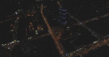 Kiev şehir manzarası binaları geceleri hava görünümünü. kentsel metropol arka plan. nyc görüntüsünü oluşturma. Hava gece gökdelen rooftops ve modern bir şehir ışıklı caddelerde dikey görünüm.