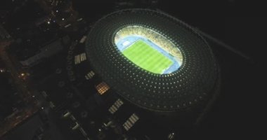 Hava anket. Kiev-Olimpiyat Stadı 9 Ekim 2017. Dünya Kupası. Ukrayna-Hırvatistan. Gündüz gece Cityscape saati. Üstten Görünüm oyunları ve hayranları ile ışıklı Stadyumu.