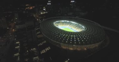 Hava anket. Kiev-Olimpiyat Stadı 9 Ekim 2017. Dünya Kupası. Ukrayna-Hırvatistan. Gündüz gece Cityscape saati. Üstten Görünüm oyunları ve hayranları ile ışıklı Stadyumu.