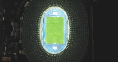 Hava anket. Kiev-Olimpiyat Stadı 9 Ekim 2017. Dünya Kupası. Ukrayna-Hırvatistan. Gündüz gece Cityscape saati. Üstten Görünüm oyunları ve hayranları ile ışıklı Stadyumu.