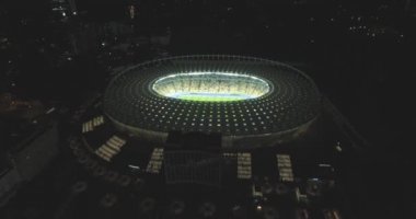 Hava anket. Kiev-Olimpiyat Stadı 9 Ekim 2017. Dünya Kupası. Ukrayna-Hırvatistan. Gündüz gece Cityscape saati. Üstten Görünüm oyunları ve hayranları ile ışıklı Stadyumu.