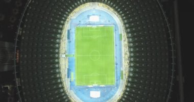 Hava anket. Kiev-Olimpiyat Stadı 9 Ekim 2017. Dünya Kupası. Ukrayna-Hırvatistan. Gündüz gece Cityscape saati. Üstten Görünüm oyunları ve hayranları ile ışıklı Stadyumu.