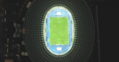 Hava anket. Kiev-Olimpiyat Stadı 9 Ekim 2017. Dünya Kupası. Ukrayna-Hırvatistan. Gündüz gece Cityscape saati. Üstten Görünüm oyunları ve hayranları ile ışıklı Stadyumu.
