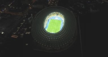 Hava anket. Kiev-Olimpiyat Stadı 9 Ekim 2017. Dünya Kupası. Ukrayna-Hırvatistan. Gündüz gece Cityscape saati. Üstten Görünüm oyunları ve hayranları ile ışıklı Stadyumu.