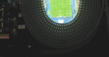 Hava anket. Kiev-Olimpiyat Stadı 9 Ekim 2017. Dünya Kupası. Ukrayna-Hırvatistan. Gündüz gece Cityscape saati. Üstten Görünüm oyunları ve hayranları ile ışıklı Stadyumu.