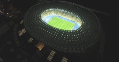 Hava anket. Kiev-Olimpiyat Stadı 9 Ekim 2017. Dünya Kupası. Ukrayna-Hırvatistan. Gündüz gece Cityscape saati. Üstten Görünüm oyunları ve hayranları ile ışıklı Stadyumu.