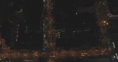 Kiev şehir manzarası binaları geceleri hava görünümünü. kentsel metropol arka plan. nyc görüntüsünü oluşturma. Hava gece gökdelen rooftops ve modern bir şehir ışıklı caddelerde dikey görünüm.