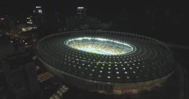 Hava anket. Kiev-Olimpiyat Stadı 9 Ekim 2017. Dünya Kupası. Ukrayna-Hırvatistan. Gündüz gece Cityscape saati. Üstten Görünüm oyunları ve hayranları ile ışıklı Stadyumu.