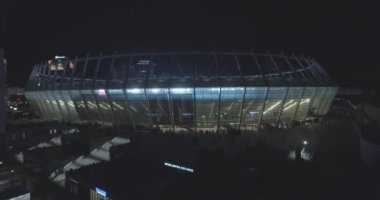 Hava anket. Kiev-Olimpiyat Stadı 9 Ekim 2017. Dünya Kupası. Ukrayna-Hırvatistan. Gündüz gece Cityscape saati. Üstten Görünüm oyunları ve hayranları ile ışıklı Stadyumu.