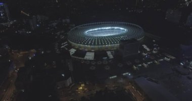 Hava anket. Kiev-Olimpiyat Stadı 9 Ekim 2017. Dünya Kupası. Ukrayna-Hırvatistan. Gündüz gece Cityscape saati. Üstten Görünüm oyunları ve hayranları ile ışıklı Stadyumu.
