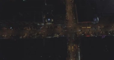 Kiev şehir manzarası binaları geceleri hava görünümünü. kentsel metropol arka plan. nyc görüntüsünü oluşturma. Hava gece gökdelen rooftops ve modern bir şehir ışıklı caddelerde dikey görünüm.