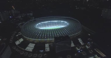 Hava anket. Kiev-Olimpiyat Stadı 9 Ekim 2017. Dünya Kupası. Ukrayna-Hırvatistan. Gündüz gece Cityscape saati. Üstten Görünüm oyunları ve hayranları ile ışıklı Stadyumu.