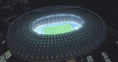 Hava anket. Kiev-Olimpiyat Stadı 9 Ekim 2017. Dünya Kupası. Ukrayna-Hırvatistan. Gündüz gece Cityscape saati. Üstten Görünüm oyunları ve hayranları ile ışıklı Stadyumu.
