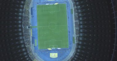 Hava anket. Kiev-Olimpiyat Stadı 9 Ekim 2017. Dünya Kupası. Ukrayna-Hırvatistan. Gündüz gece Cityscape saati. Üstten Görünüm oyunları ve hayranları ile ışıklı Stadyumu.