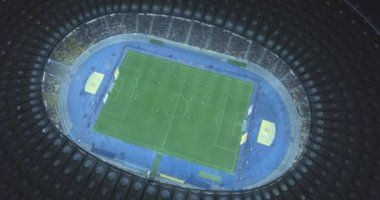 Hava anket. Kiev-Olimpiyat Stadı 9 Ekim 2017. Dünya Kupası. Ukrayna-Hırvatistan. Gündüz gece Cityscape saati. Üstten Görünüm oyunları ve hayranları ile ışıklı Stadyumu.