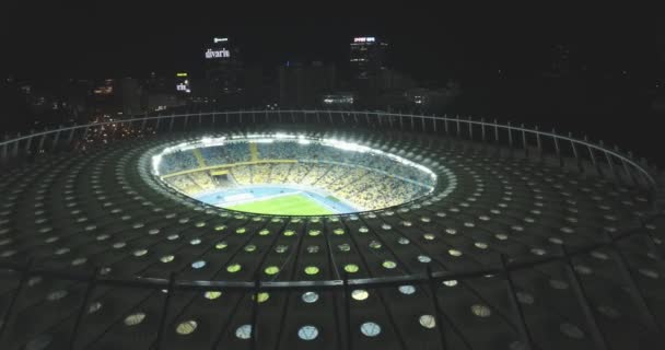 Letecký průzkum. Kyjev olympijský stadion 9 října 2017. Mistrovství světa. Ukrajina Chorvatsko. Panoráma města čas den noc. Pohled shora osvětlené stadion s hrami a ventilátory. — Stock video