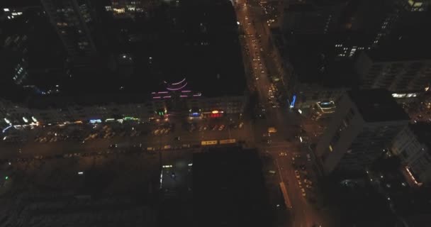 Vista aérea de Kyiv cidade skyline edifícios à noite. fundo metrópole urbana. estabelecendo tiro de nyc. Noite aérea vista vertical de telhados arranha-céus e ruas iluminadas em uma cidade moderna . — Vídeo de Stock