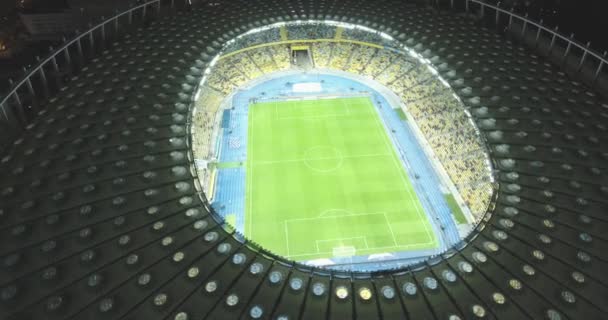 Inquérito aéreo. Estádio Olímpico de Kiev 9 de outubro de 2017. Copa do Mundo. Ucrânia-Croácia. cidade à hora do dia à noite. A vista de cima para o estádio iluminado com jogos e fãs . — Vídeo de Stock