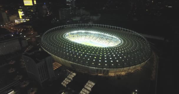 Inspección aérea. Estadio Olímpico de Kiev 9 de octubre de 2017. Copa del Mundo. Ucrania-Croacia. paisaje urbano hora del día noche. La vista desde la parte superior hasta el estadio iluminado con juegos y fans . — Vídeos de Stock