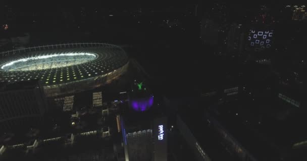 Luchtfoto enquête. Kiev-Olympisch Stadion, 9 oktober 2017. World Cup. Oekraïne-Kroatië. stadsgezicht tijd van de dag nacht. Het uitzicht vanaf de top naar de verlichte stadion met spelletjes en fans. — Stockvideo