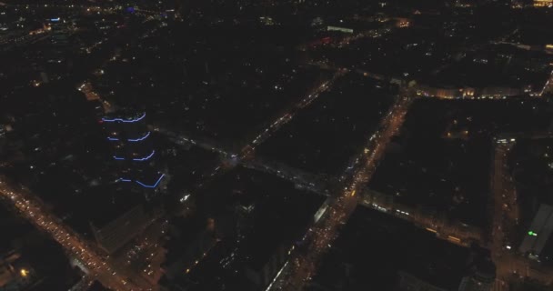 Vista aerea di Kiev edifici skyline della città di notte. sfondo metropoli urbane. stabilendo colpo di nyc. Veduta aerea notturna verticale dei tetti dei grattacieli e delle strade illuminate in una città moderna . — Video Stock