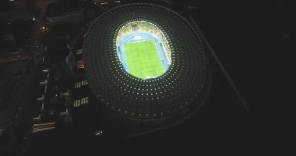 Levé aérien. Stade olympique de Kiev 9 octobre 2017. Coupe du Monde. Ukraine-Croatie. paysage urbain heure de la nuit de jour. La vue du sommet au stade illuminé avec des jeux et des ventilateurs . — Video