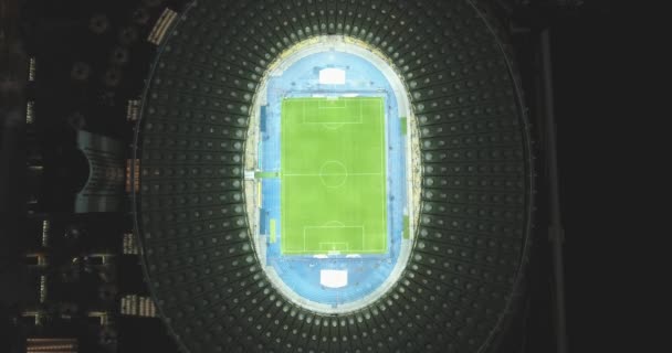 Inspección aérea. Estadio Olímpico de Kiev 9 de octubre de 2017. Copa del Mundo. Ucrania-Croacia. paisaje urbano hora del día noche. La vista desde la parte superior hasta el estadio iluminado con juegos y fans . — Vídeos de Stock