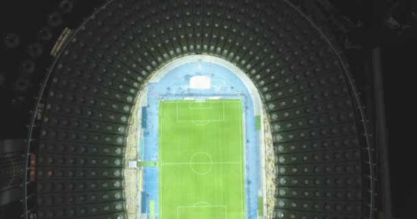 Indagine aerea. Kiev-Stadio Olimpico 9 ottobre 2017. Coppa del Mondo. Ucraina-Croazia. Paesaggio urbano ora del giorno notte. La vista dall'alto verso lo stadio illuminato con giochi e tifosi . — Video Stock