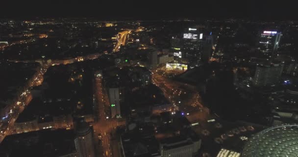 Vista aérea de los edificios del horizonte de la ciudad de Kiev por la noche. antecedentes de metrópolis urbana. estableciendo una toma de nyc. Vista vertical nocturna aérea de tejados de rascacielos y calles iluminadas en una ciudad moderna . — Vídeo de stock