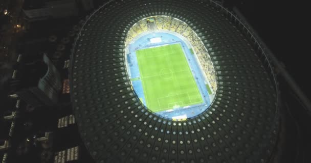 Indagine aerea. Kiev-Stadio Olimpico 9 ottobre 2017. Coppa del Mondo. Ucraina-Croazia. Paesaggio urbano ora del giorno notte. La vista dall'alto verso lo stadio illuminato con giochi e tifosi . — Video Stock