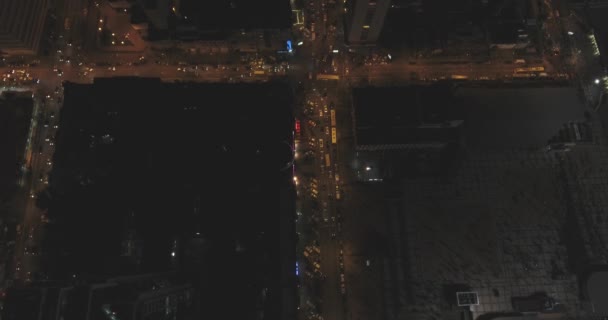 Vista aerea di Kiev edifici skyline della città di notte. sfondo metropoli urbane. stabilendo colpo di nyc. Veduta aerea notturna verticale dei tetti dei grattacieli e delle strade illuminate in una città moderna . — Video Stock